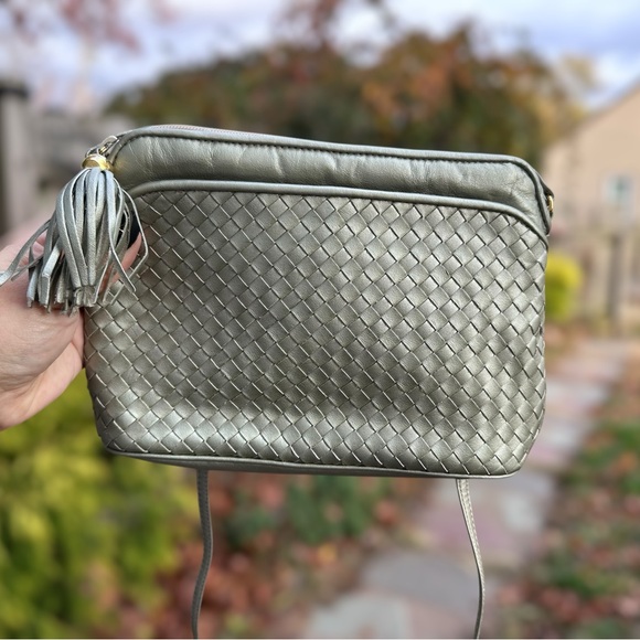 Vintage GANSON Silver Metalic Woven Leather Crossbody Bag With Tassel - Picture 2 of 11